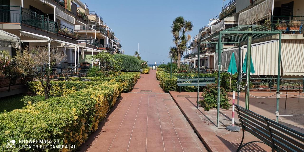 דירות מסקלי Sea Garden, Fronte Mare Con Piscina מראה חיצוני תמונה