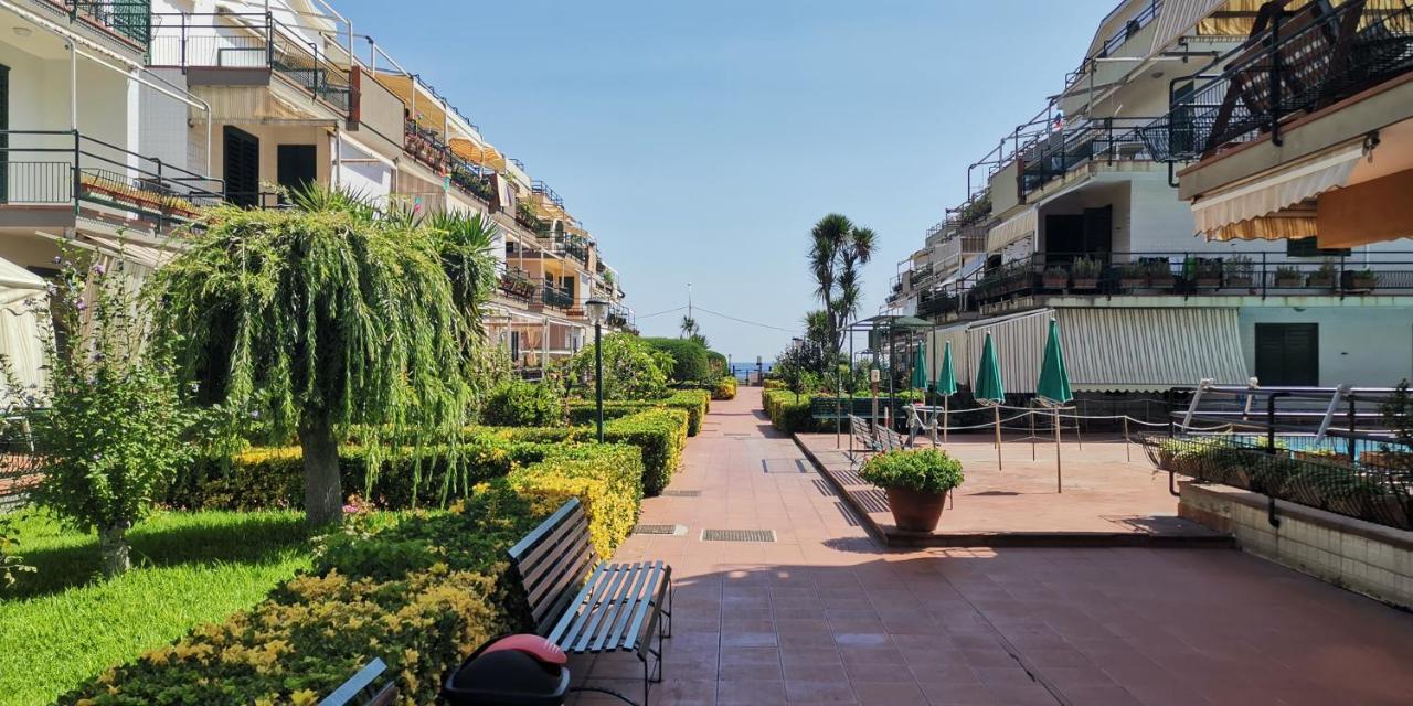 דירות מסקלי Sea Garden, Fronte Mare Con Piscina מראה חיצוני תמונה