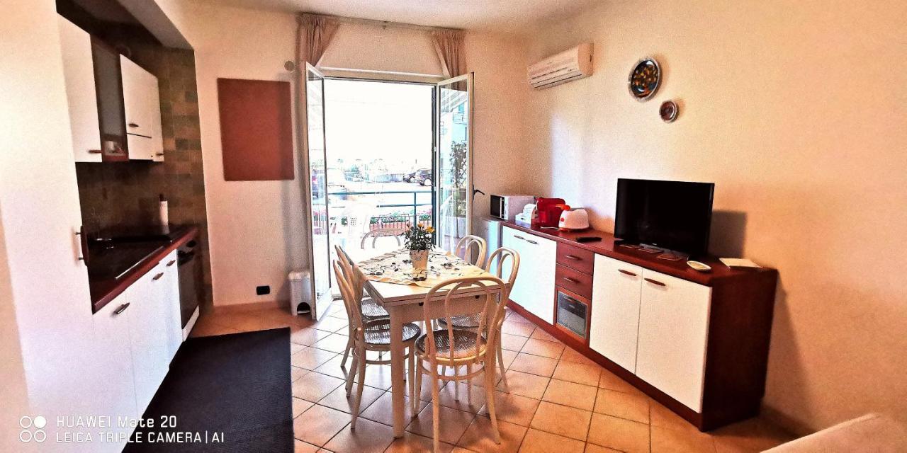 דירות מסקלי Sea Garden, Fronte Mare Con Piscina מראה חיצוני תמונה